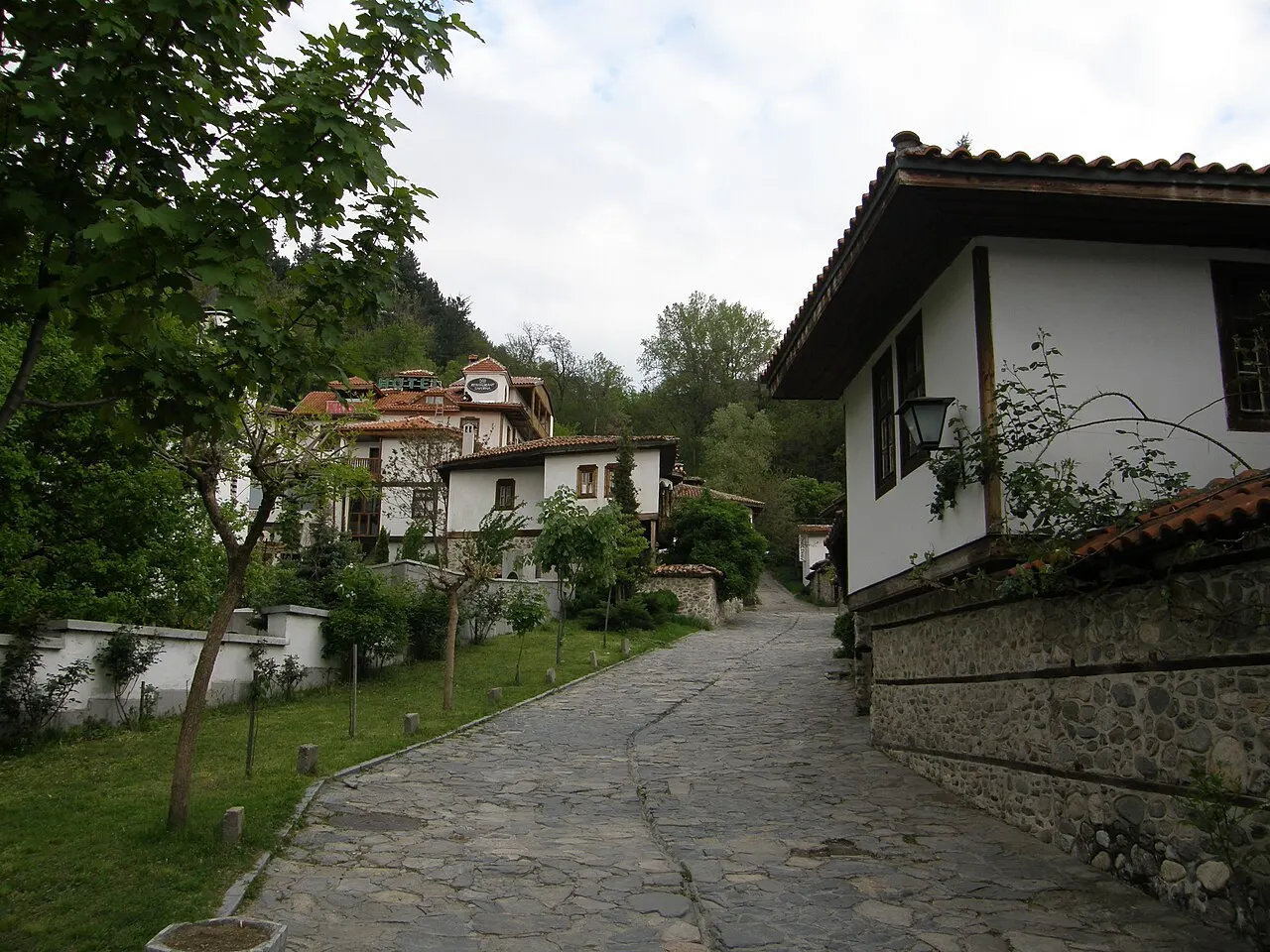 Калдъръмена улица във Вароша